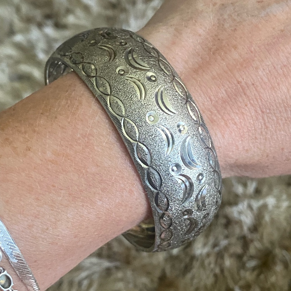 Vintage Silver Tone Etched Bangle Bracelet - Picture 7 of 10